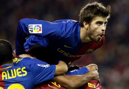 Piqué anuncia por sorpresa su adiós al fútbol: este sábado será su último partido 2 A sus 35 años y después de 615 partidos con la camiseta azulgrana, el central asegura que ha llegado el momento de decir adiós y, por tanto, no se plantea jugar en ningún equipo más después de haberse alineado también con el Manchester United (28 encuentros) y el Zaragoza (23). En la imagen, Piqué celebra un gol anotado por Samuel Eto