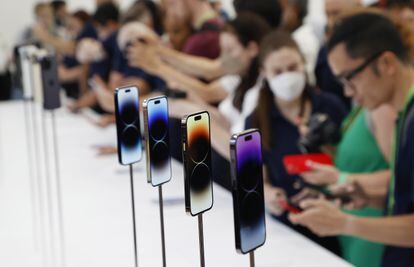 Apple apuesta de nuevo por la pantalla grande con el nuevo iPhone 14 y lanza su reloj más ambicioso 1 Periodistas prueban el Apple iPhone 14 Pro y el iPhone 14 Pro Max, hoy en la sede de Apple.