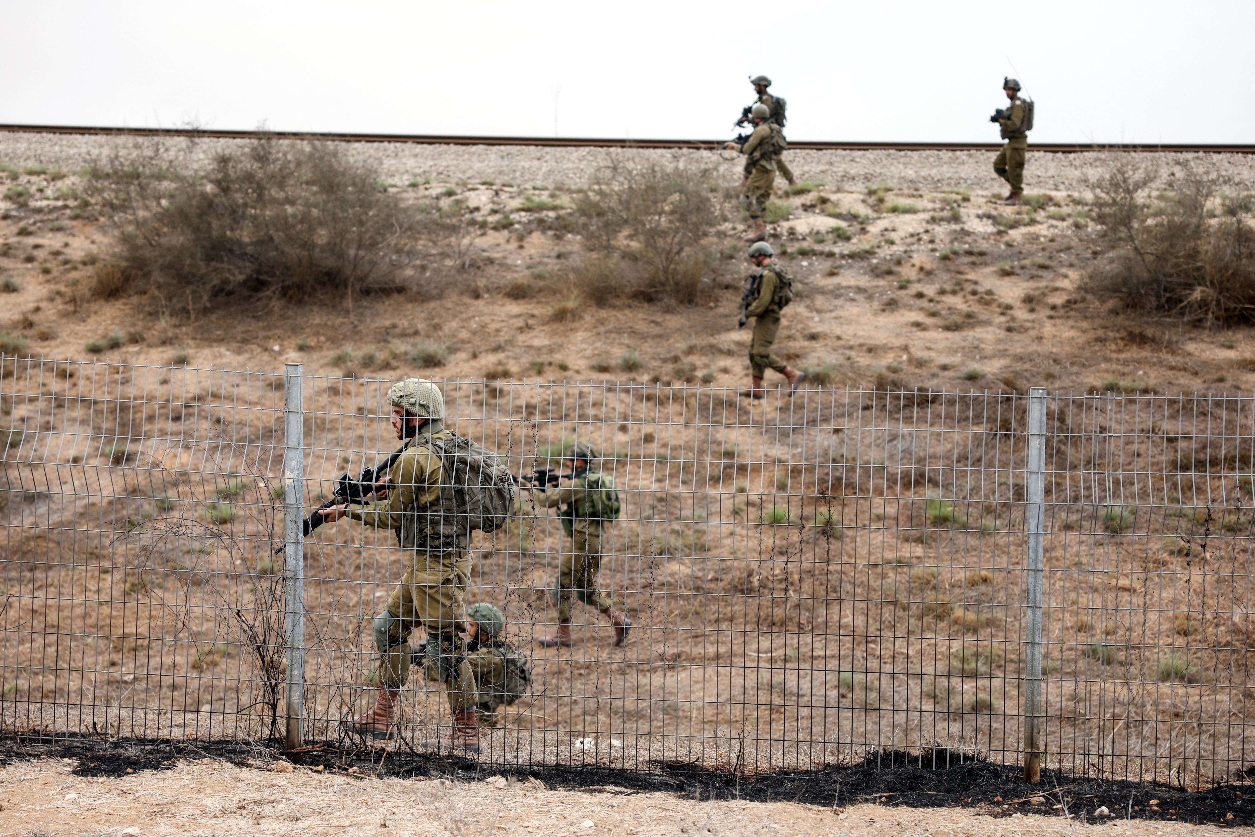 El Ejército de Israel anunció que recuperó el control de todo el país y ordenó el sitio total de la Franja de Gaza 3 Soldados patrullan cerca de Sderot, en el sur de Israel (Reuters)