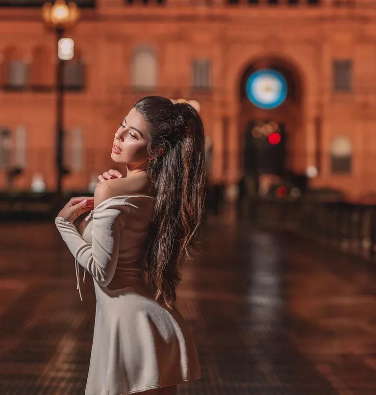 Sara Duque, la profesora de inglés de Julián Álvarez, fue a alentar a Racing y la rompió con su look 6 Sara Duque (Instagram)