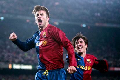 Piqué anuncia por sorpresa su adiós al fútbol: este sábado será su último partido 4 Piqué podrá despedirse de la afición durante el partido que el Barça jugará el sábado contra el Almería en el Camp Nou. El jugador siempre anunció que sería él quien tomaría la decisión de retirarse antes de que lo hicieran las circunstancias. En la imagen, el defensa del Barça (en primer plano) celebra un gol junto a Bojan, durante un encuentro de la Copa del Rey, en el Camp Nou, en 2009.