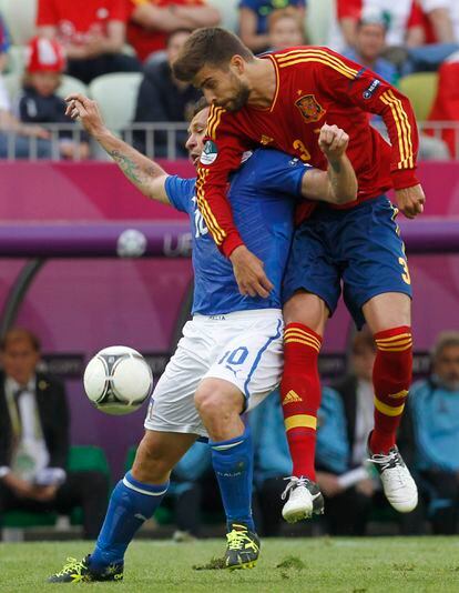 Piqué anuncia por sorpresa su adiós al fútbol: este sábado será su último partido 10 Piqué y Chiellini luchan por un balón durante el encuentro entre España e Italia (1-1), en el estreno de la selección española en la Eurocopa 2012, en el estadio Arena Gdansk de Polonia.