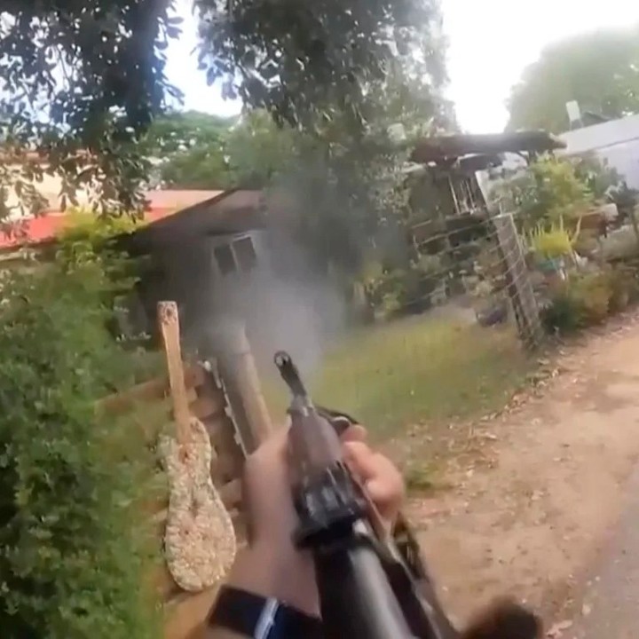 El video de 43 minutos en el que Israel muestra en crudo las imágenes del ataque de Hamas: asesinatos, decapitaciones y quemas de civiles 1 Un terrorista de Hamas filma el ataque barbárico en Israel del 7 de octubre pasado