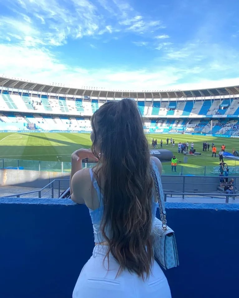 Sara Duque, la profesora de inglés de Julián Álvarez, fue a alentar a Racing y la rompió con su look 2 Sara Duque (Instagram)