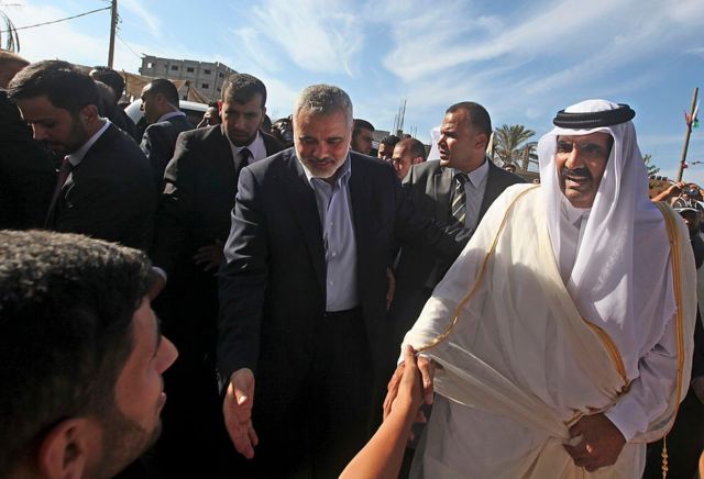 Fondos extranjeros, donativos, impuestos y criptomonedas: qué se sabe sobre cómo se financia Hamás 2 Ismail Haniya y Hamad bin Jalifa al Thani en Gaza.
