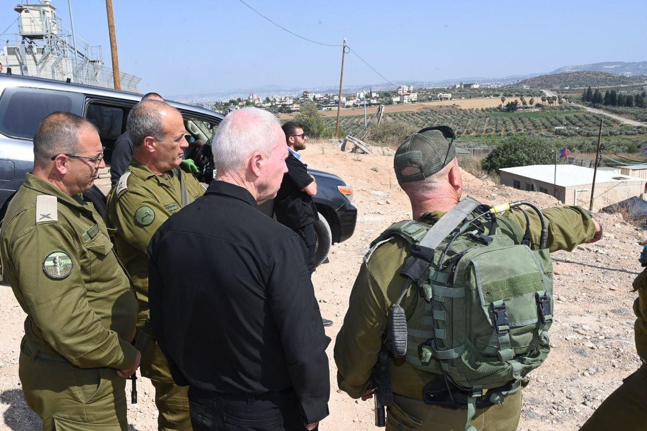 El Ejército de Israel anunció que recuperó el control de todo el país y ordenó el sitio total de la Franja de Gaza 2 El ministro de Defensa, Yoav Gallant, en una base militar (Europa Press)