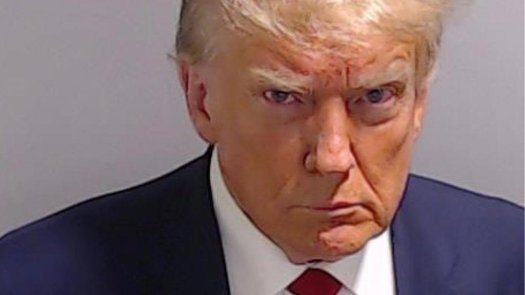 La foto de Donald Trump que figura en su ficha policial, difundida por la Oficina del Sheriff de Fulton.