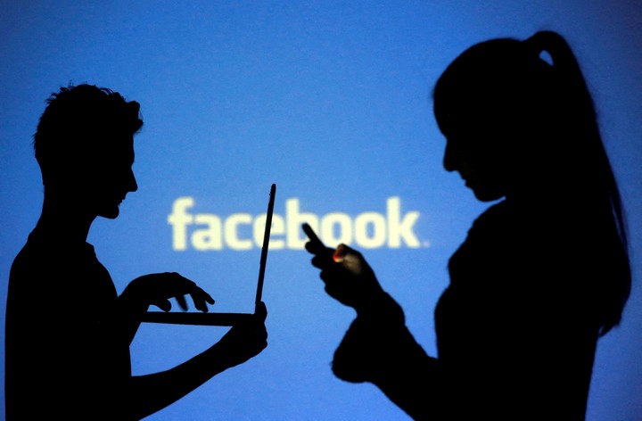 Los Centennials o Generación Z nacieron a la par de hitos tecnológicos como la comercialización de la World Wide Web y, años más tarde, las redes sociales. REUTERS/Dado Ruvic/File Photo