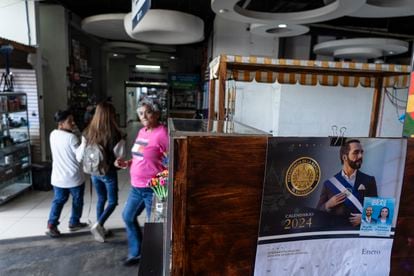 Viaje a los orígenes de Bukele, la ambición de un milenial 3 Un calendario con la imagen del presidente Nayib Bukele en un local en el Mercado Cuscatlán en San Salvador.