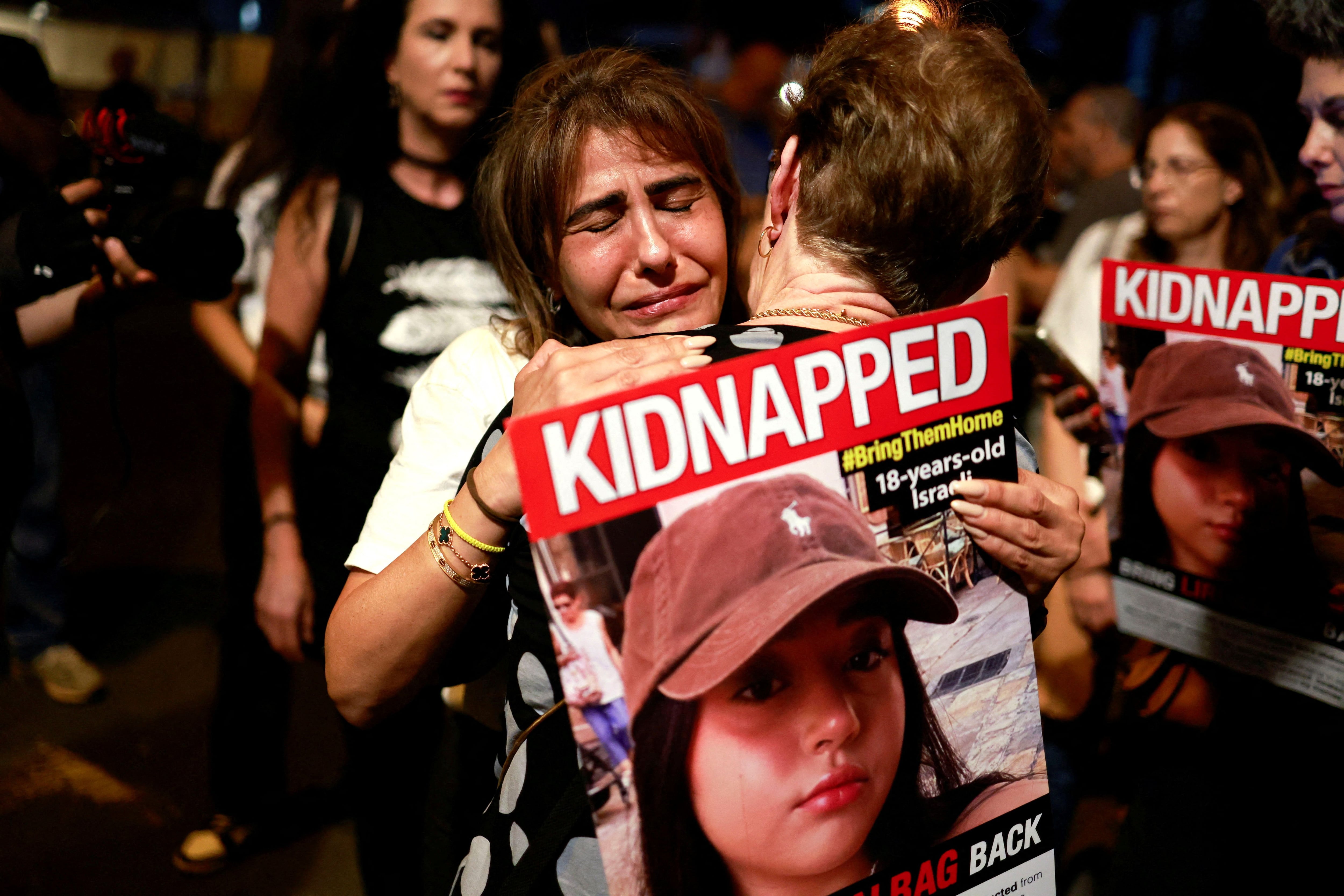 Israel reveló que más de 550 misiles lanzados por Hamas fallaron, cayeron dentro de Gaza y asesinaron civiles: “Están matando a su propia gente” 2 Mujeres se abrazan en una manifestación en Tel Aviv en apoyo y solidaridad con las familias de los rehenes retenidos en Gaza este 21 de octubre de 2023 (REUTERS/Ammar Awad)