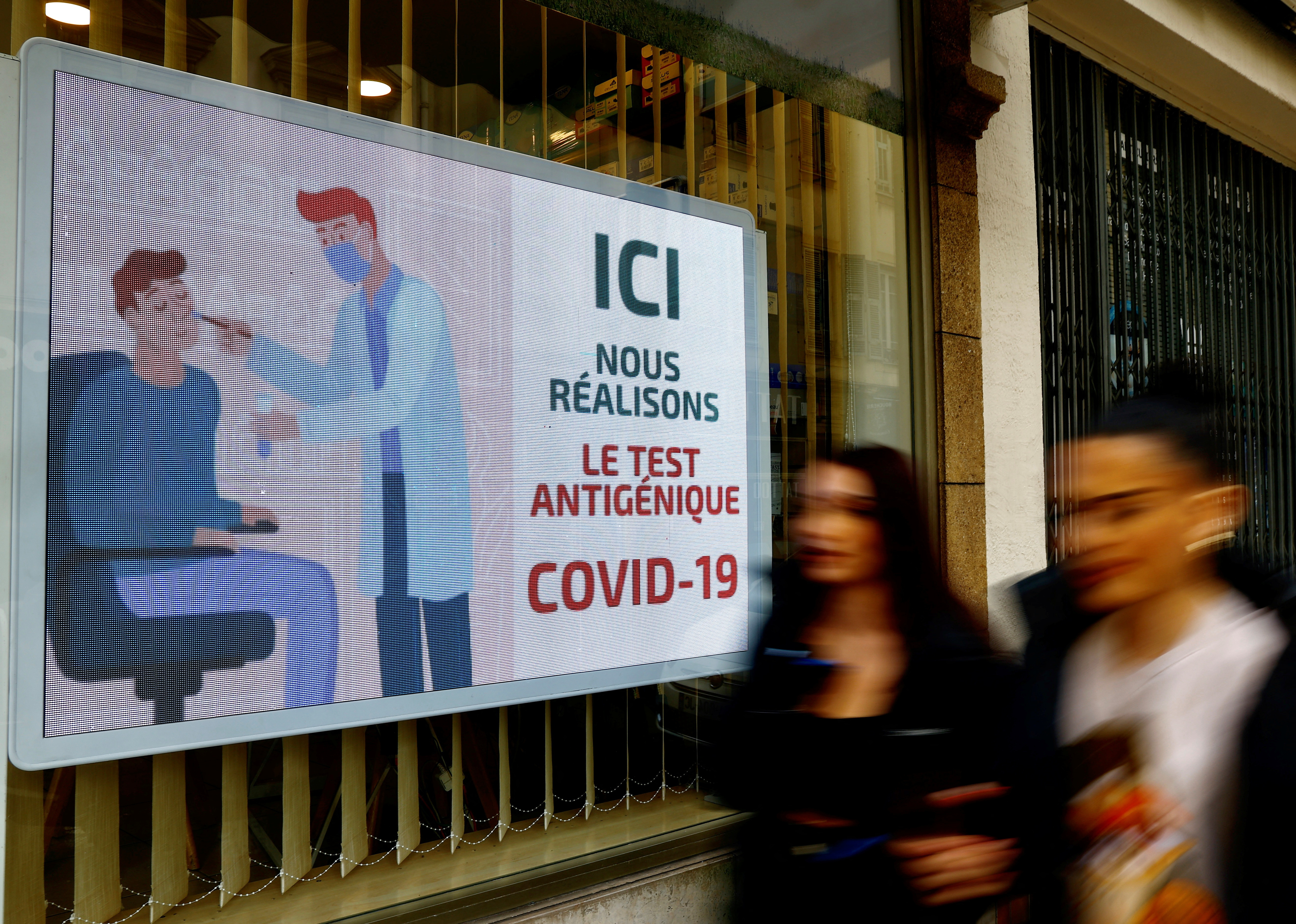 La estrategia de urgencia que discute Europa ante la explosión de casos de COVID en China 5 Volver a las restricciones y gestos de barreras anti-covid. Un escenario que se acelera con las alarmas que llegan desde el país asiático / Reuters