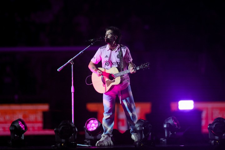 Lionel Messi y su primera noche de rockstar en Miami: el diluvio bíblico que alteró todo, el faltazo de Ozuna y la promesa de un café cubano 4 Camilo cantó "Muchachos" para recibir a Messi. Foto: Reutes