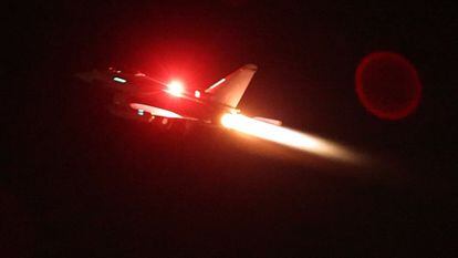 EE UU y el Reino Unido lanzan ataques aéreos contra varias ciudades controladas por rebeldes hutíes de Yemen 2 Un Typhoon FGR4 de la Real Fuerza Aérea del Reino Unido despega esta madrugada desde una base en Chipre, en una imagen distribuida por el Ministerio de Defensa británico.