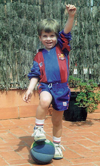 Piqué anuncia por sorpresa su adiós al fútbol: este sábado será su último partido 1 En la imagen, Gerard Piqué, futbolista del Barcelona y de la selección española, vestido con la equipación del club catalán cuando era niño. "Siempre he dicho que después del Barça no habría otro equipo, y así será. Este sábado será mi último partido en el Camp Nou", ha anunciado por sorpresa el central del Barça este jueves por la tarde en un vídeo emotivo que ha colgado en sus redes.