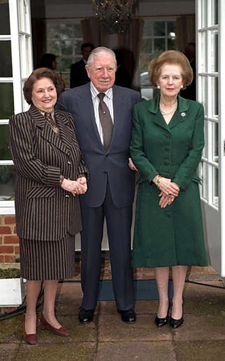 La Justicia chilena logró incautar 3,3 millones de dólares de la familia de Augusto Pinochet 1 Augusto Pinochet junto a Lucía Hiriart y Margaret Thatcher durante su reclusión en Inglaterra. (AP Photo/Ian Jones, pool)