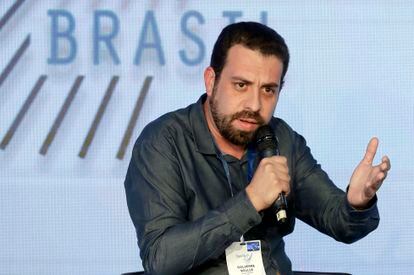 Semillas de Gabriel Boric en América Latina 1 Guilherme Boulos habla durante un seminario sobre tecnología e inclusión digital con otros aspirantes a la alcaldía de Sao Paulo, Brasil, en agosto de 2018.