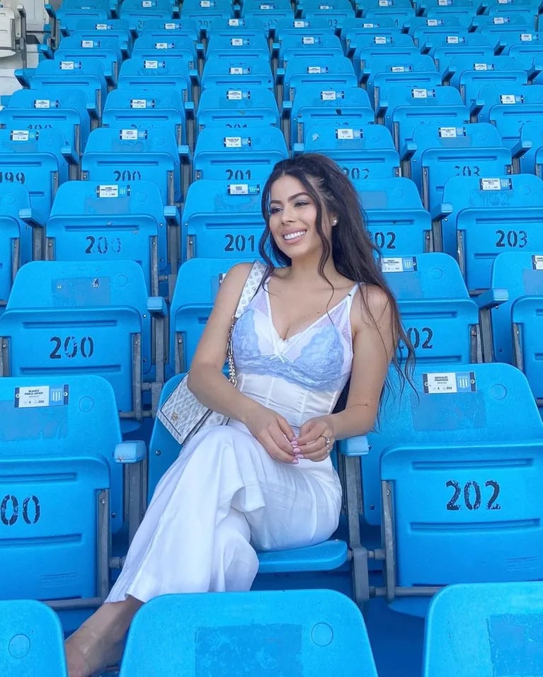 Sara Duque, la profesora de inglés de Julián Álvarez, fue a alentar a Racing y la rompió con su look 1 Sara Duque (Instagram)