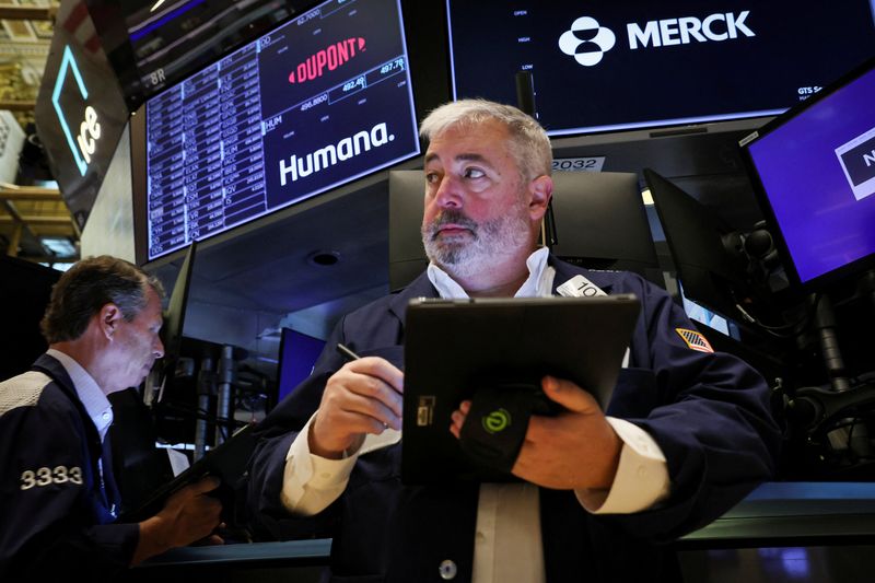 El presidente de la Reserva Federal de EEUU dijo que habrá más alzas de las tasas de interés, crecimiento lento y “dolor” para hogares y empresas 1 Operadores trabajan en la Bolsa de Valores de Nueva York (REUTERS/Brendan McDermid)