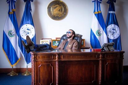 Viaje a los orígenes de Bukele, la ambición de un milenial 1 Nayib Bukele en su oficina, cuando fue alcalde de San Salvador, el 20 de junio de 2017.