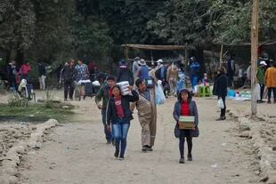 Por el paso informal va y viene gente con mercadería 