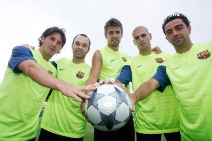 Piqué anuncia por sorpresa su adiós al fútbol: este sábado será su último partido 6 Piqué, que formó parte en 1987 del equipo cadete azulgrana junto a Cesc y Leo Messi, abandonó el Barça para jugar en el Manchester United en 2004. En la imagen, Messi, Iniesta, Piqué, Valdés y Xavi, en 2009.