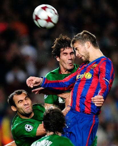 Piqué anuncia por sorpresa su adiós al fútbol: este sábado será su último partido 7 Gerard Piqué cabecea un balón ante la oposición de César Navas (en el centro) y Lasha Salukvadze (a la izquierda), ambos del Rubin Kazan, en un lance del partido de Liga de Campeones que enfrentó a ambos equipos en el Camp Nou, en 2009.