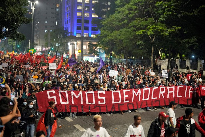Lula da Silva se prepara para un nuevo choque electoral contra Jair Bolsonaro este año 2 Seguidores de Lula da Silva, en una marcha en San Pablo, en enero de 2023. Foto: AP