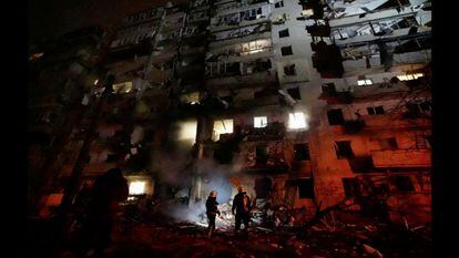 Fuerzas rusas recrudecen su ofensiva contra Kiev 1 Firefighters work at the site of a damaged residential building, after Russia launched a massive military