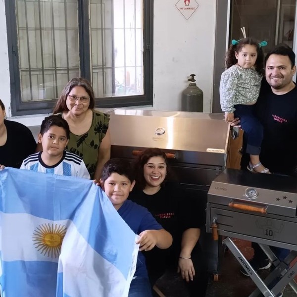 La parrilla de Messi y los artesanos que la hicieron en San Miguel. Foto: Instagram