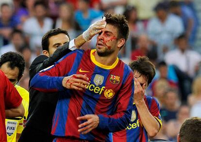 Piqué anuncia por sorpresa su adiós al fútbol: este sábado será su último partido 9 Momento de la lesión en la cabeza de Gerard Piqué durante el encuentro entre Barça y Hércules, en 2010.