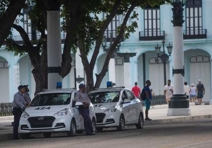 El malestar crece en Cuba un año después de las protestas del 11-J 2 Dos patrullas de policias son vistas cerca del capitolio a dos días del aniversario del 11J, en La Habana, Cuba.