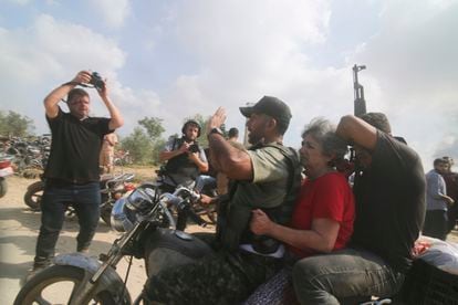 Una mujer israelí era transportada este sábado en moto por Gaza, tras ser secuestrada por milicianos palestinos en el kibutz de Kfar Azza. 