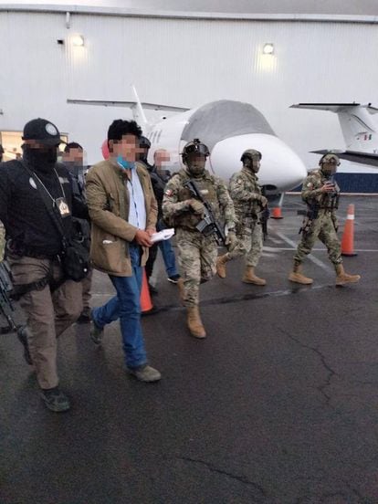 Caro Quintero: capturado El Narco de Narcos, uno de los jefes históricos de Sinaloa 1 Elementos de la Marina escoltan a Caro Quintero en la pista de un aeropuerto para continuar con su traslado al penal del Altiplano.
