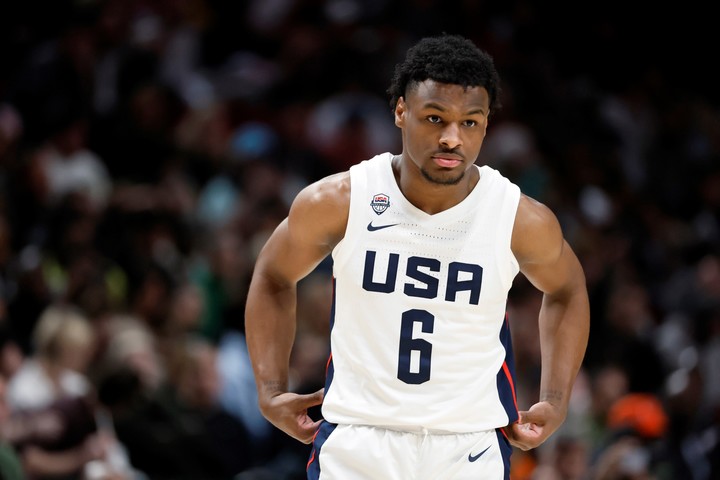 Bronny James del Equipo USA compite hoy contra el Equipo Resto del Mundo, durante un partido por el Nike Hoop Summit 2023, en el Moda Center de Portland (EE.UU). Foto: EFE/ SOOBUM IM