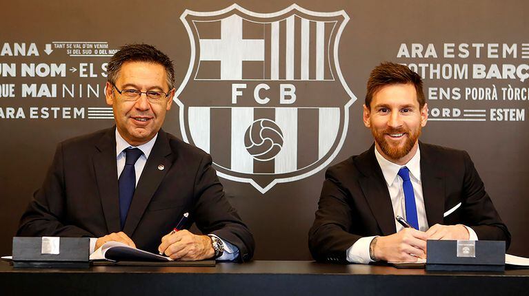 BARCELONA. Bartomeu y Messi en 2017 (Foto: EFE)