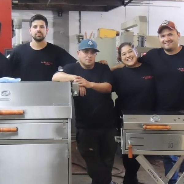 La parrilla de Messi y los artesanos que la hicieron en San Miguel. Foto: Instagram