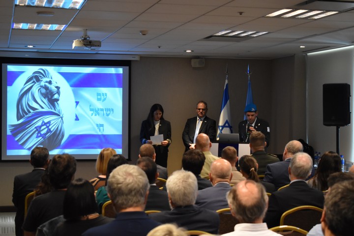 El video de 43 minutos en el que Israel muestra en crudo las imágenes del ataque de Hamas: asesinatos, decapitaciones y quemas de civiles 2 El embajador de Israel, Eyal Sela, y el agregado de Defensa de la sede, coronel Amit Guy, presentaron el video con imágenes del ataque de Hamas del 7 de octubre pasado