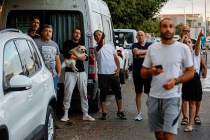 Varios vecinos de la localidad israelí de Ashkelón observaban este sábado los daños causados en sus viviendas tras el ataque desde la franja de Gaza. 