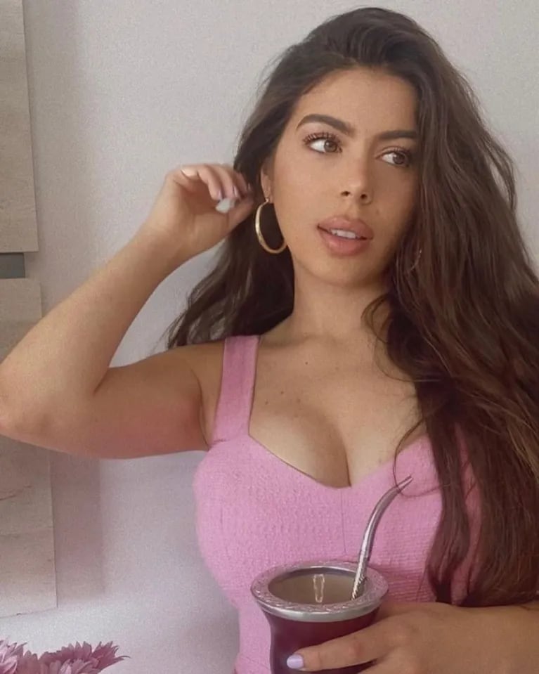 Sara Duque, la profesora de inglés de Julián Álvarez, fue a alentar a Racing y la rompió con su look 5 Sara Duque prueba el mate en Buenos Aires (Instagram)