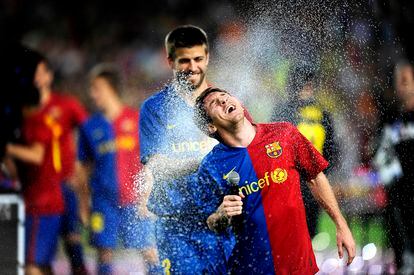 Piqué anuncia por sorpresa su adiós al fútbol: este sábado será su último partido 5 Pique riega con cava a su compañero Messi al término de un partido de Liga entre el Barcelona y el Osasuna, para festejar el doblete de campeones de la Copa del Rey y de la Liga, en 2009.