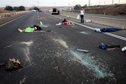 Varios cadáveres permanecen en la calzada de una carretera en Sderot (Israel), este sábado. 