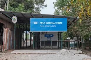 En el paso internacional Puerto Chalanas, en Aguas Blancas, había personal de Gendarmería, pero poco flujo de gente comparado con los que transitaban por el paso informal