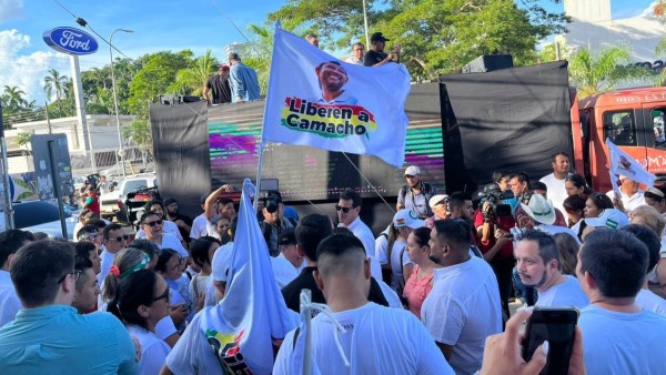 Luis Camacho afirma que su objetivo es unir a Bolivia para recuperar la “democracia” 1 Caravana en defensa del gobernador Luis Fernando Camacho. Foto: RRSS