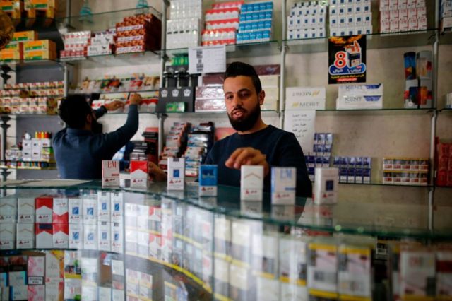 Fondos extranjeros, donativos, impuestos y criptomonedas: qué se sabe sobre cómo se financia Hamás 4 Un estanco en Gaza.
