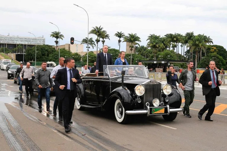 Una pareja simula ser el matrimonio presidencial durante un ensayo de la ceremonia en Brasilia