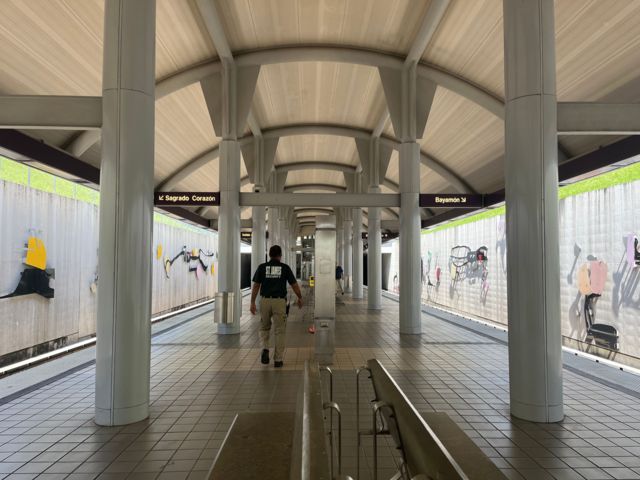 El moderno tren en el que Puerto Rico gastó más de $US 2.000 millones y que "no llega a ninguna parte" 1 Estación Jardines del Tren Urbano en Bayamón, Puerto Rico