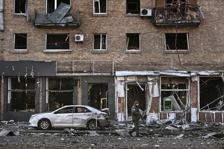 Putin está enojado, frustrado y con ganas de intensificar su ataque en Ucrania 2 Kiev, bajo fuego. Foto: AFP
