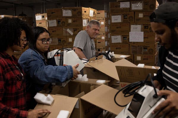 Inspectores del Tribunal Superior Electoral empacan las máquinas de votación después de probarlas en São Paulo. En las últimas semanas, el ejército y los funcionarios electorales acordaron un cambio en la forma en que prueban las máquinas, que según Bolsonaro no son confiables.