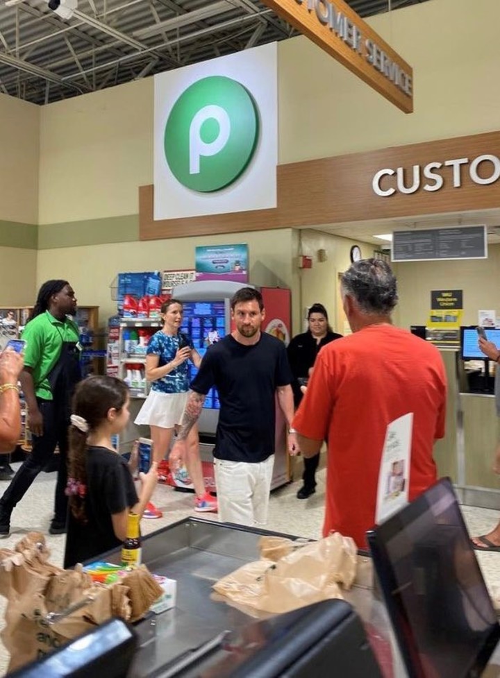 Messi hizo feliz a sus fans en un supermercado en Miami 2 Messi en un supermercado en Miami.