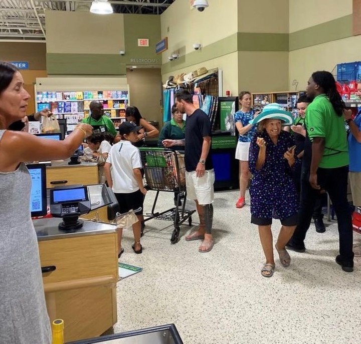 Messi hizo feliz a sus fans en un supermercado en Miami 3 Messi en un supermercado en Miami.
